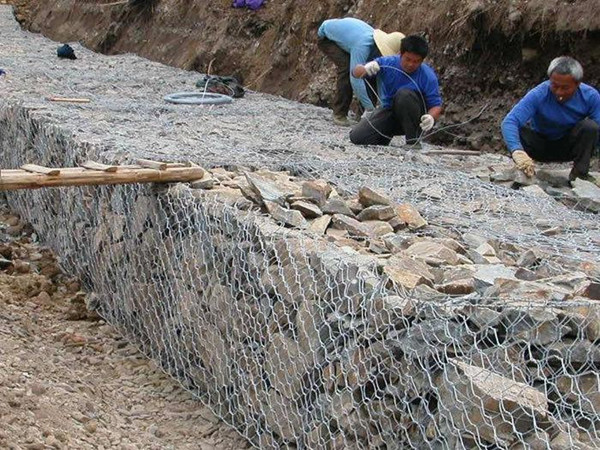 中國電建水電十二局滹沱河河道內村莊防洪整治工程施工鋼絲石籠網采購