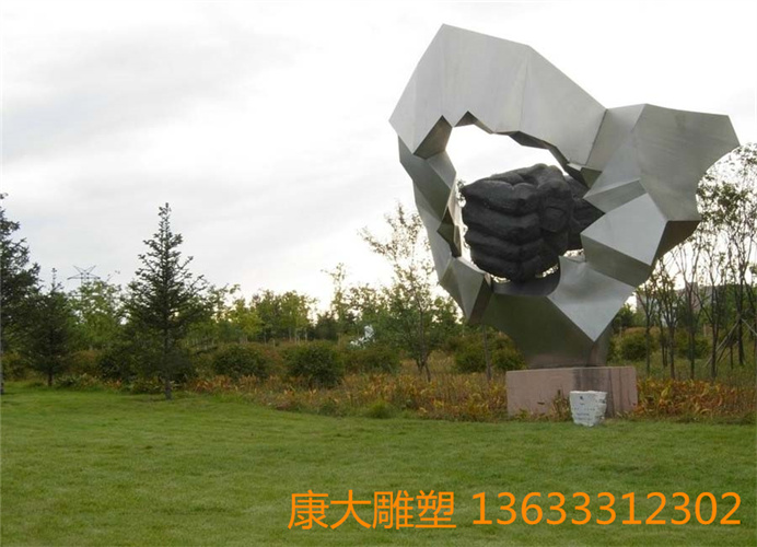 重拳出擊，不銹鋼雕塑.jpg